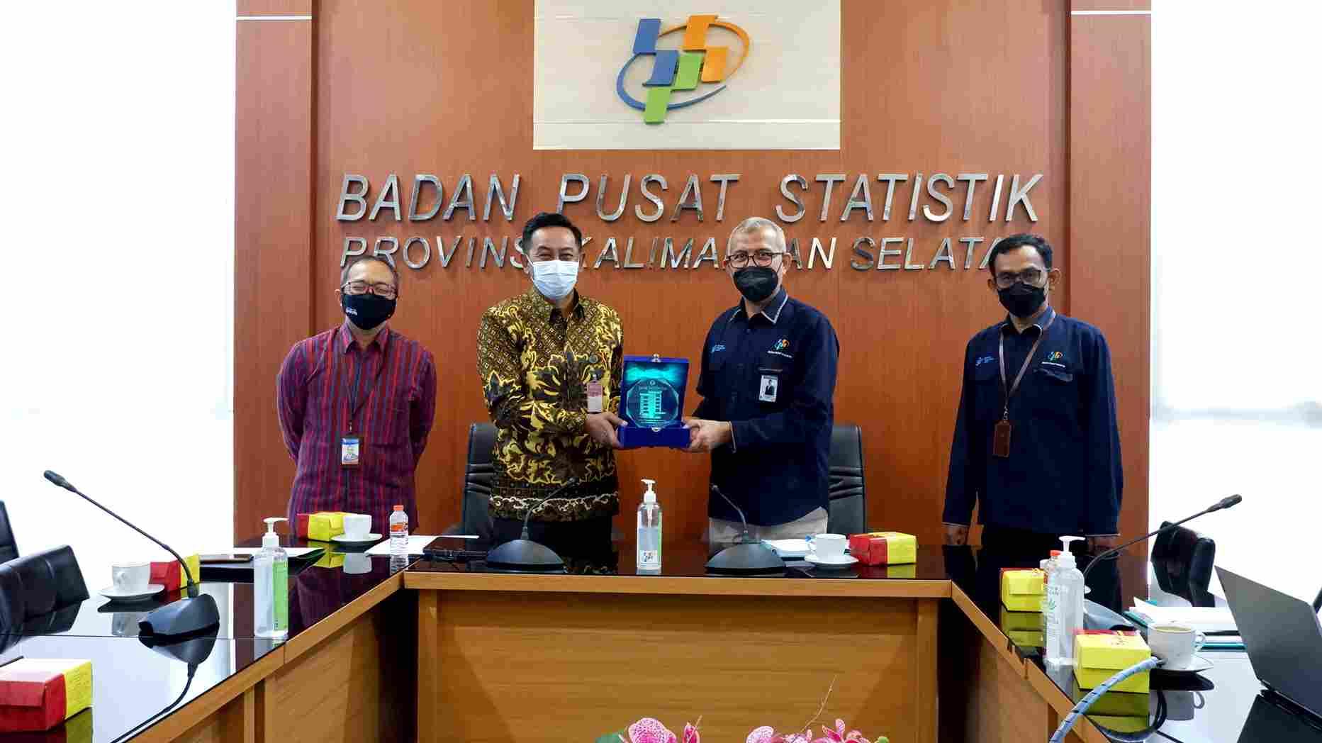 Head of the Statistic of South Kalimantan Province, welcomed the visit of the BI at the BPS office