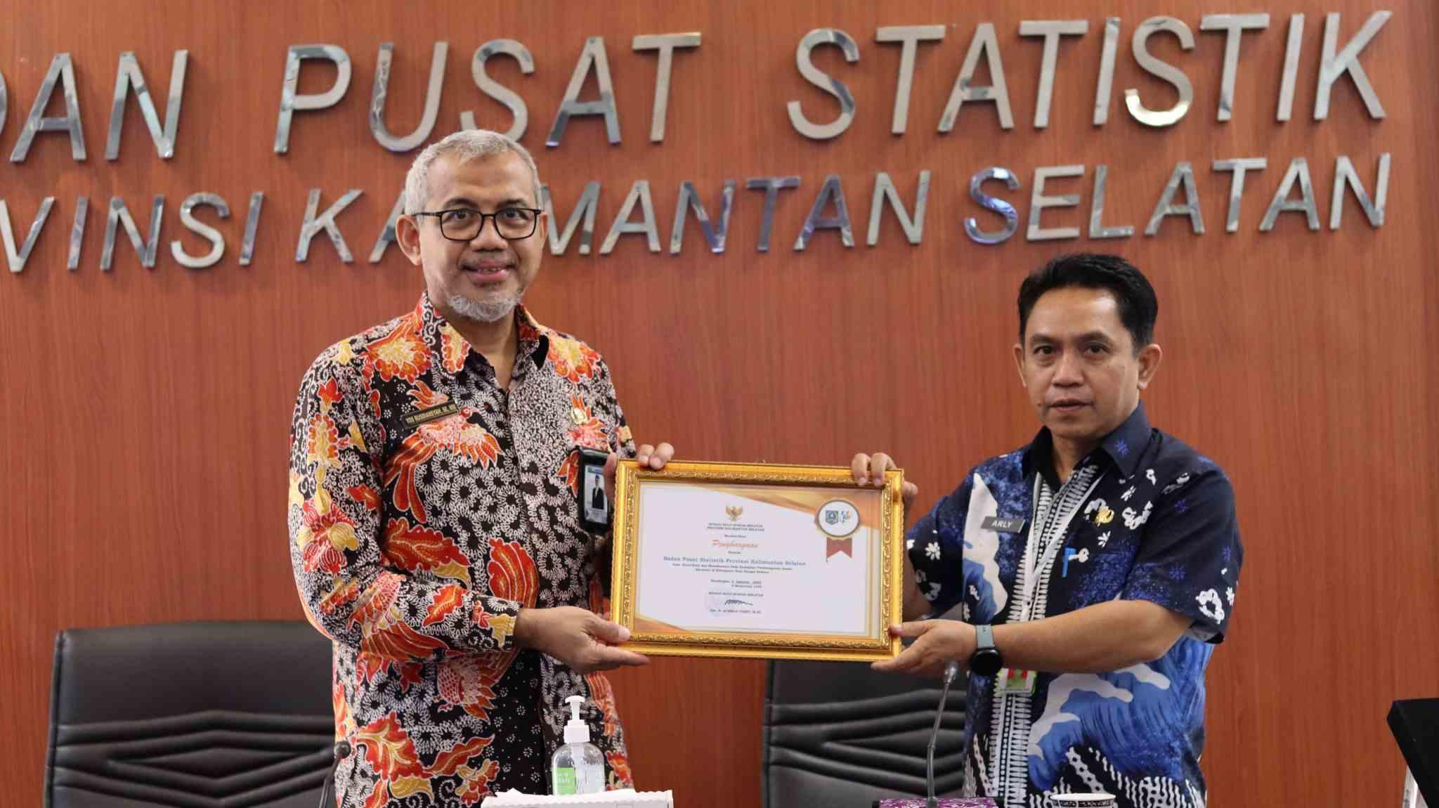 Statistic of South Kalimantan Province Receives Award for Contribution to Socio-Economic Development